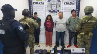 La Policía Quintana Roo detuvo a cuatro personas por posesión de drogas y armas de fuego