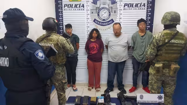 La Policía Quintana Roo detuvo a cuatro personas por posesión de drogas y armas de fuego