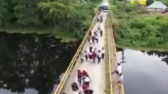 Luego de casi tres meses del reporte del mal estado del puente, las autoridades siguen sin dar respuesta
