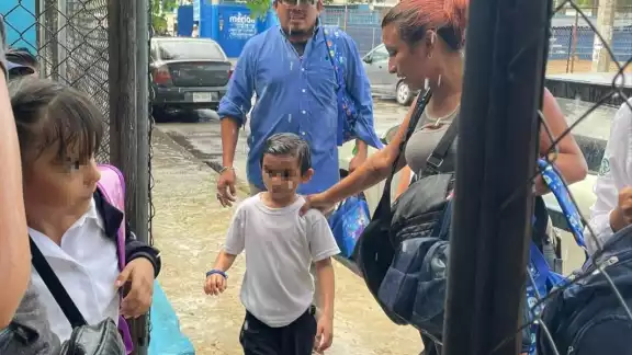 Los padres esperaron la entrada de sus hijos a pesar de las fuerte lluvia mañanera