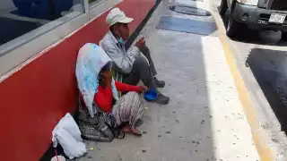 En algunas calles y comercios de Playa del Carmen se observan abuelitos pidiendo caridad o comida