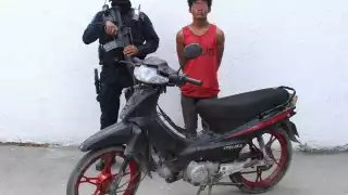 Detienen a un hombre en Cancún y recuperan dos motos robadas