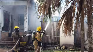 Incendio consume vivienda de madera y huano en José María Morelos