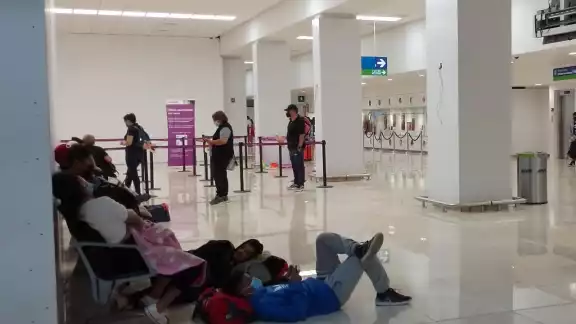 Los viajeros pensaban hacer el traslado en autobús, pero dudaron por el tiempo que harían a la CDMX Los viajeros pensaban hacer el traslado en autobús, pero dudaron por el tiempo que harían a la CDMX