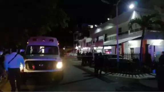 El hombre fue atacado por dos sujetos que estaban a bordo de un auto Foto: Captura de video El hombre fue atacado por dos sujetos que estaban a bordo de un auto Foto: Captura de video