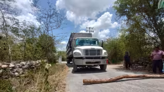 Ejidatarios bloquean granja porcícola en Tekantó por presunto adeudo de tierras