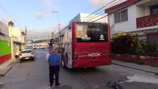 Auto Kwid choca contra unidad Ko’ox en “La Ría” y deja cuantiosos daños materiales