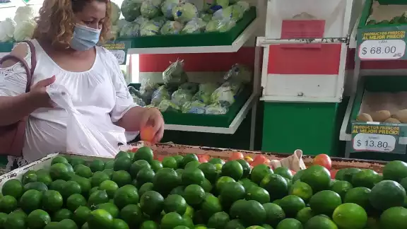 “Es de 18 kilos. El limón lo estamos manejando al mayoreo”, se informó en el comercio. “Es de 18 kilos. El limón lo estamos manejando al mayoreo”, se informó en el comercio.