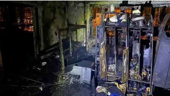El siniestro ocurrió en el primer piso de un edificio de apartamentos donde permanecían varias personas, ya evacuadas.