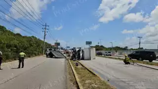 Bomberos atendieron el derrame de gasolina de la camioneta, evitando un incendio