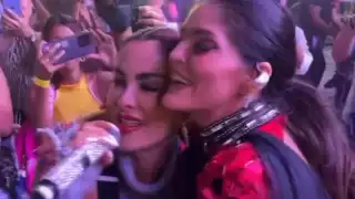 Ambas cantantes interpretaron el éxito de la "Reina Grupera", "Lo busqué"