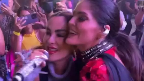 Ambas cantantes interpretaron el éxito de la "Reina Grupera", "Lo busqué" Ambas cantantes interpretaron el éxito de la "Reina Grupera", "Lo busqué"