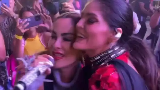 Ambas cantantes interpretaron el éxito de la "Reina Grupera", "Lo busqué"