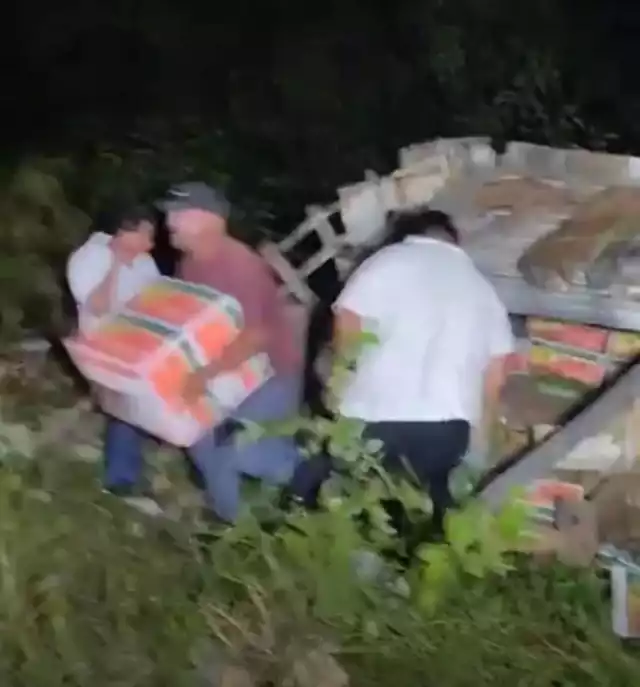 Algunas personas aprovecharon la situación para llevarse cajas.