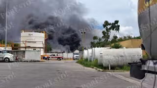 Incendio en bodegas en la avenida López Portillo en Cancún movilizan a cuerpos de emergencia