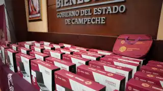 Más de 300 estudiantes de Carmen recibirán computadoras este noviembre