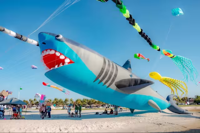 Miles de visitantes abarrotan Playa Norte en Ciudad del Carmen durante Semana Santa.