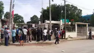 Los productores que llegaron a manifestarse esta mañana ante la CFE provienen de las comunidades de Kancabchen, Kantemo, Zafarrancho, San Carlos, entre otros