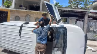 Camioneta vuelca tras fuerte choque en la Región 230 de Cancún