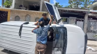 Camioneta vuelca tras fuerte choque en la Región 230 de Cancún