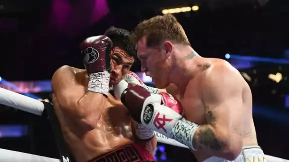 Canelo y Bivol protagonizaron una fuerte y aguerrida pelea Canelo y Bivol protagonizaron una fuerte y aguerrida pelea