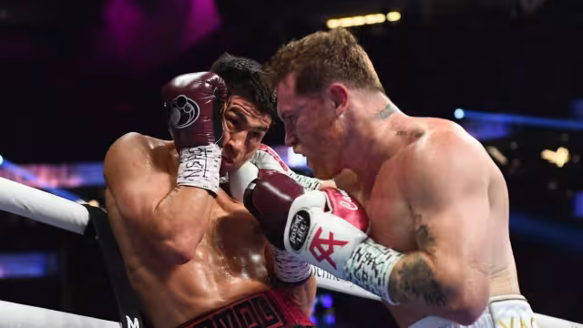 Canelo y Bivol protagonizaron una fuerte y aguerrida pelea