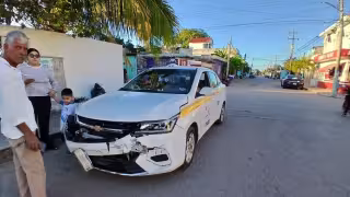 Abuelito motociclista termina con golpes tras ser impactado por un taxista en Chetumal