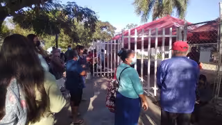 Desde muy temprano las personas acudieron para esperar su turno