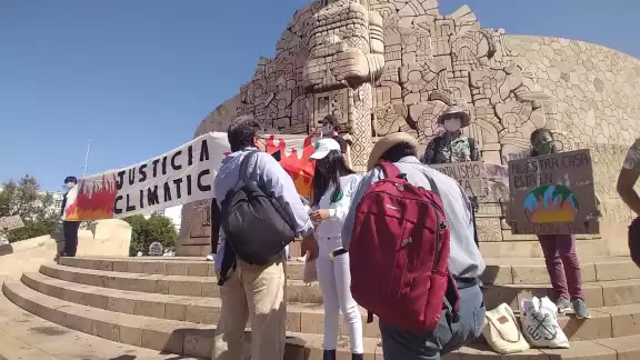 Desde el Monumento a la Patria jóvenes realizan una protesta