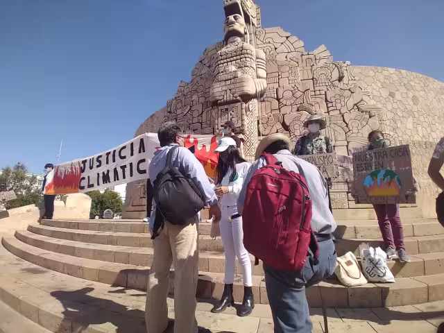 Desde el Monumento a la Patria jóvenes realizan una protesta
