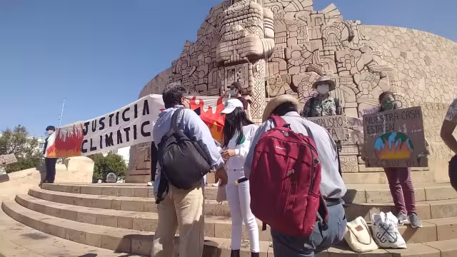 Desde el Monumento a la Patria jóvenes realizan una protesta