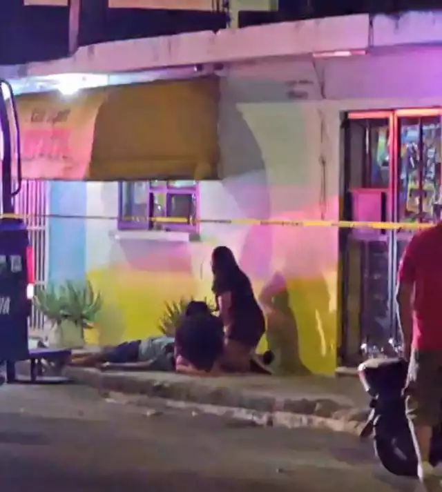 El hombre baleado quedó tendido en la banqueta.