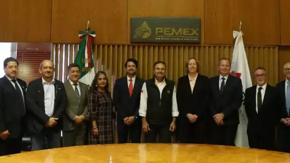PEMEX firma convenio de asociación con la petrolera australiana Woodside Energy