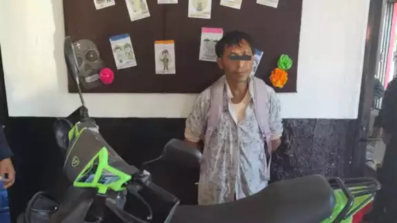El hombre fue detenido y la motocicleta fue asegurada