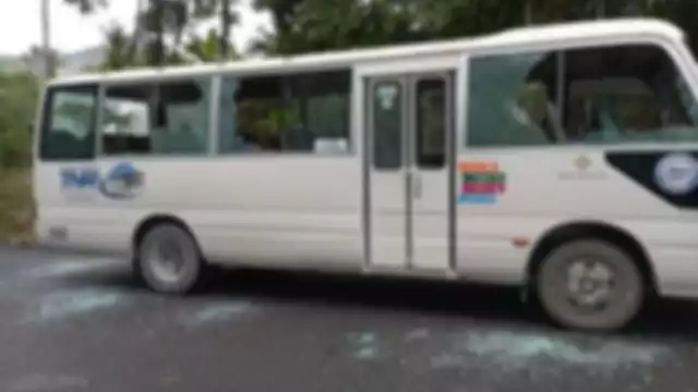 El bus resulto con vidrios rotos