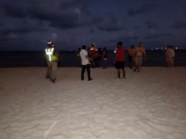 Elementos de cuerpos de emergencia y familiares continuaban en la playa.