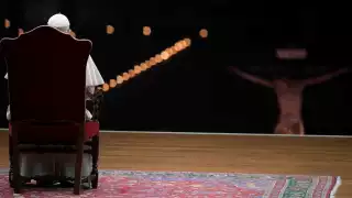 La emblemática imagen del Papa Francisco rezando solo en la Plaza San Pedro