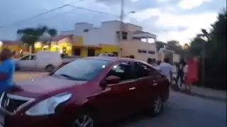 Los inconformes se encuentran desde las 15:00 horas bloqueando la arteria principal Foto: Especial