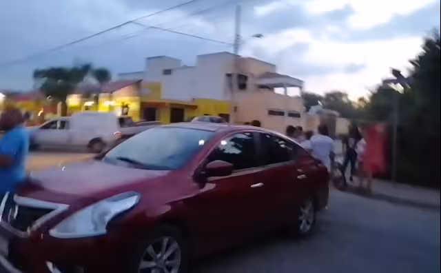 Los inconformes se encuentran desde las 15:00 horas bloqueando la arteria principal Foto: Especial