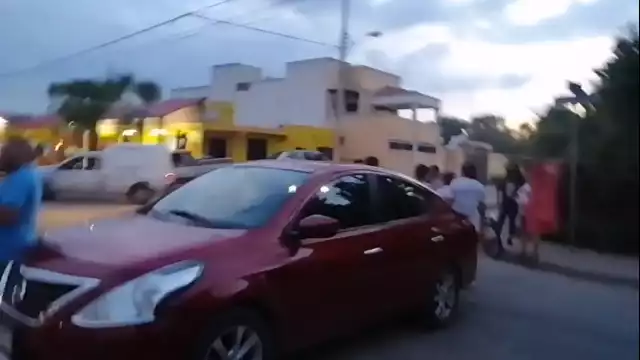 Los inconformes se encuentran desde las 15:00 horas bloqueando la arteria principal Foto: Especial