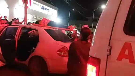 Los testigos se acercaron para apoyarlos hasta el arribo de dos ambulancias de la Cruz Roja Los testigos se acercaron para apoyarlos hasta el arribo de dos ambulancias de la Cruz Roja