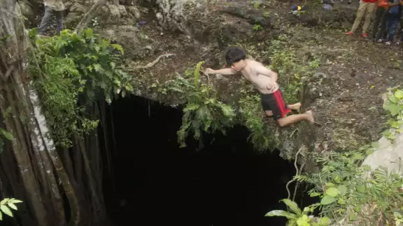 ienen la creencia de que los chicos que se den un chapuzón en el cuerpo de agua aumentarán su fertilidad