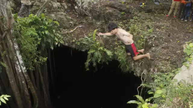 ienen la creencia de que los chicos que se den un chapuzón en el cuerpo de agua aumentarán su fertilidad