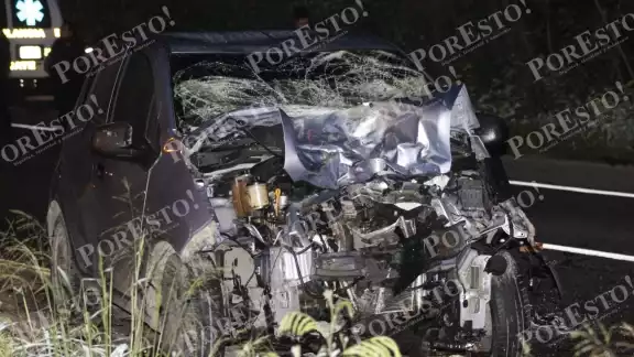 El automóvil quedó destruido del frente, al igual que la motocicleta tras el impacto