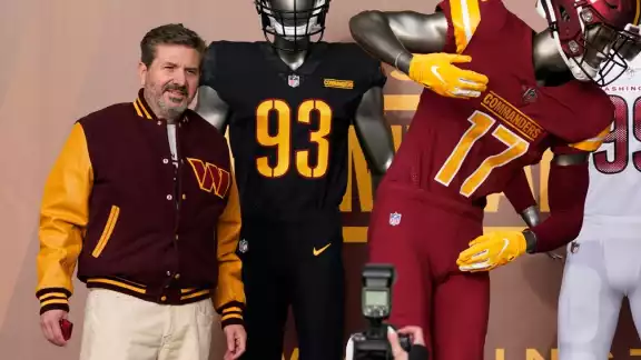 Minutos antes de que los dueños aprobaran la venta de Commanders, la NFL reveló la multa de 60 millones de dólares para Daniel Snyder.
Minutos antes de que los dueños aprobaran la venta de Commanders, la NFL reveló la multa de 60 millones de dólares para Daniel Snyder.