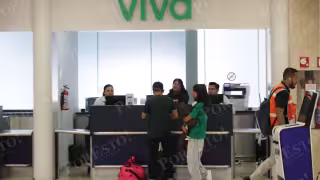 Pasajeros denunciaron en el aeropuerto de Cancún presunta negativa de aerolínea para abordar vuelo de regreso