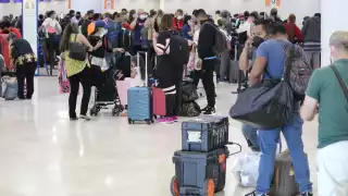 Los pasajeros con destino a ciertas ciudades de Estados Unidos, verificaron si sus vuelos saldrían en tiempo o serían reprogramados