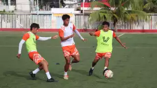 Los equipos Tigrillos del Deportivo Chetumal y Zorros de Puerto Morelos protagonizarán este sábado el primer choque entre conjuntos quintanarroenses en el marco de la jornada 18