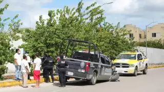 El taxi resultó con averías en el costado izquierdo mientras que el taxi terminó con daños en el frente
