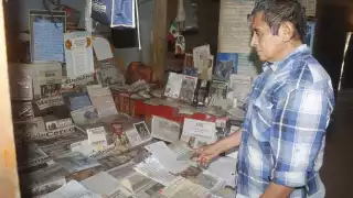 Pese a las adversidades, el adulto mayor atesora cada página de su colección